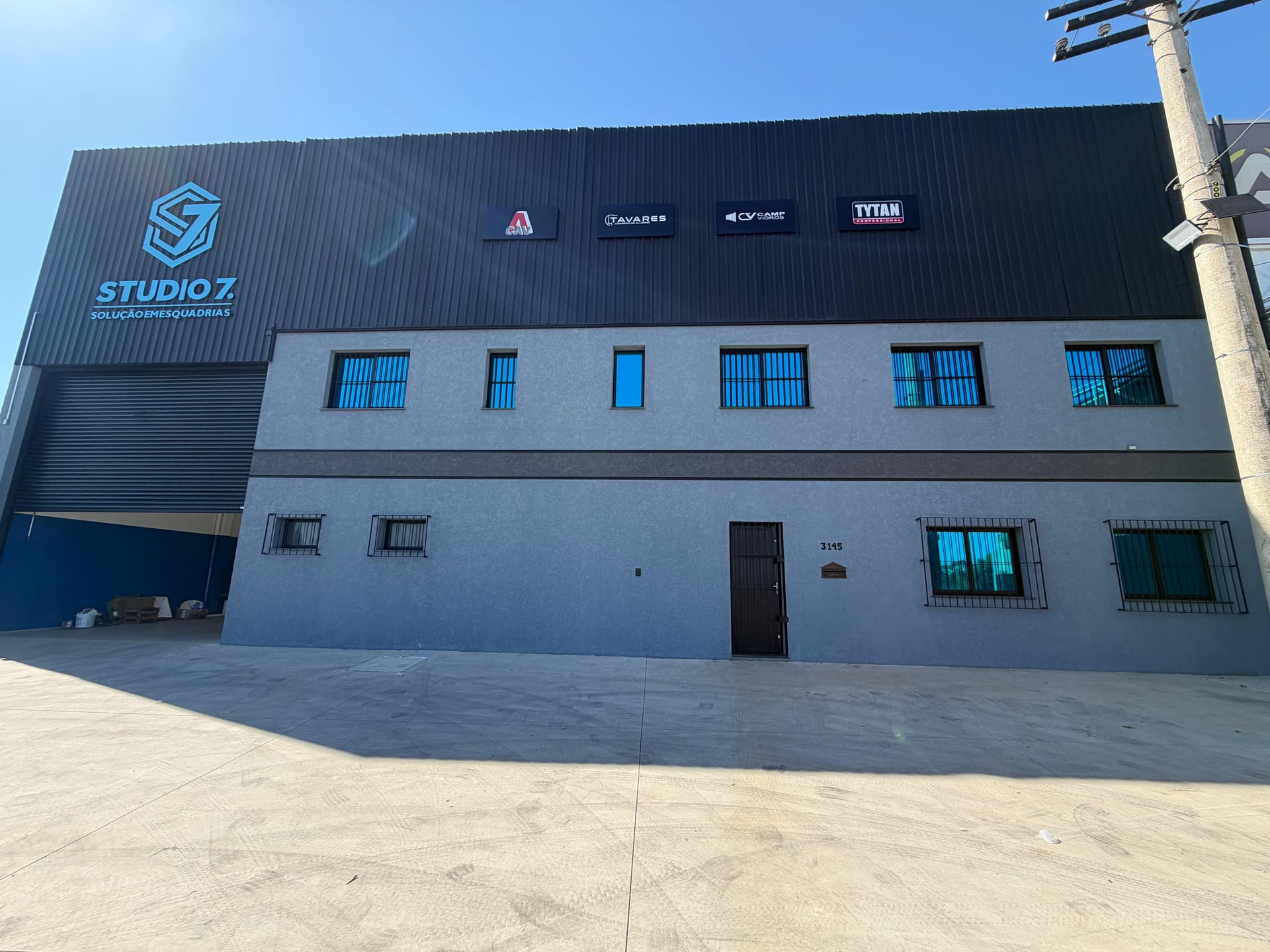 Fachada da fábrica Studio 7 Esquadrias em Campinas